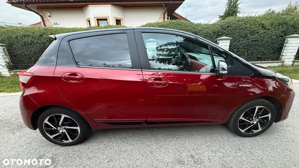 Toyota Yaris Hybrid 100 Selection - 11