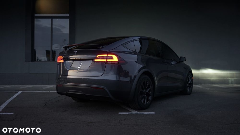 Tesla Model X - 5