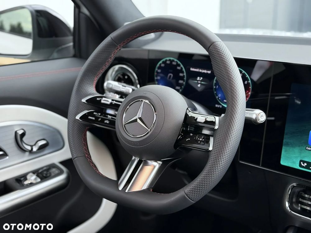 Mercedes-Benz GLB - 32