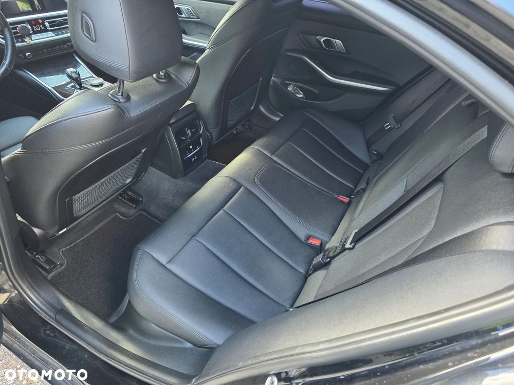 BMW Seria 3 330i Sport - 13