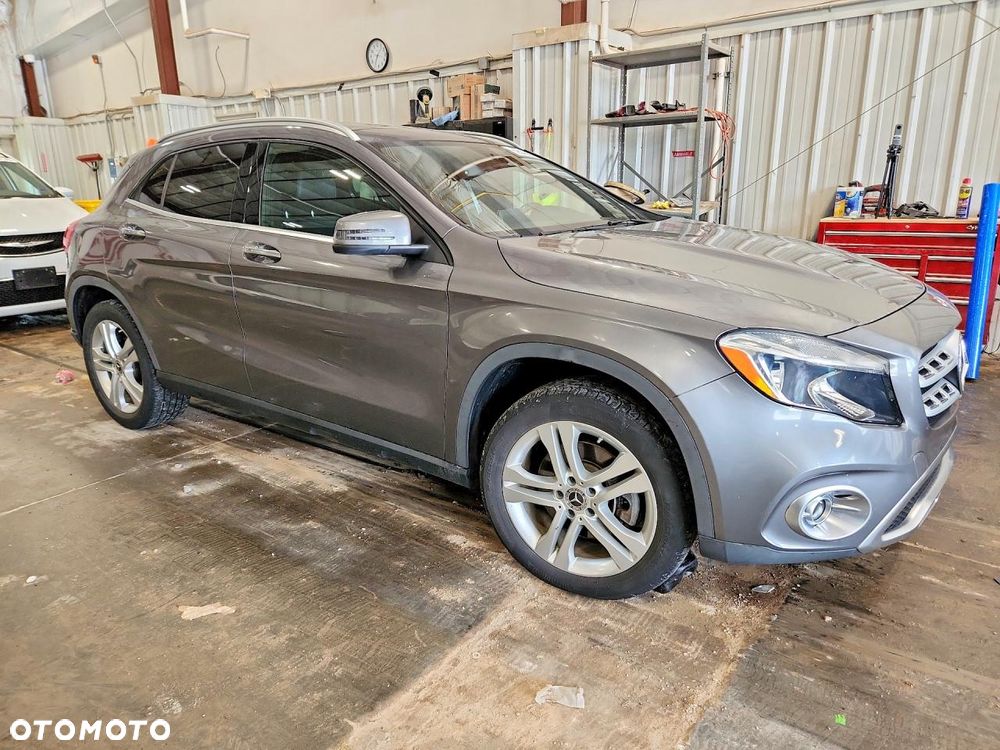 Mercedes-Benz GLA 250 4Matic 8G-DCT - 5