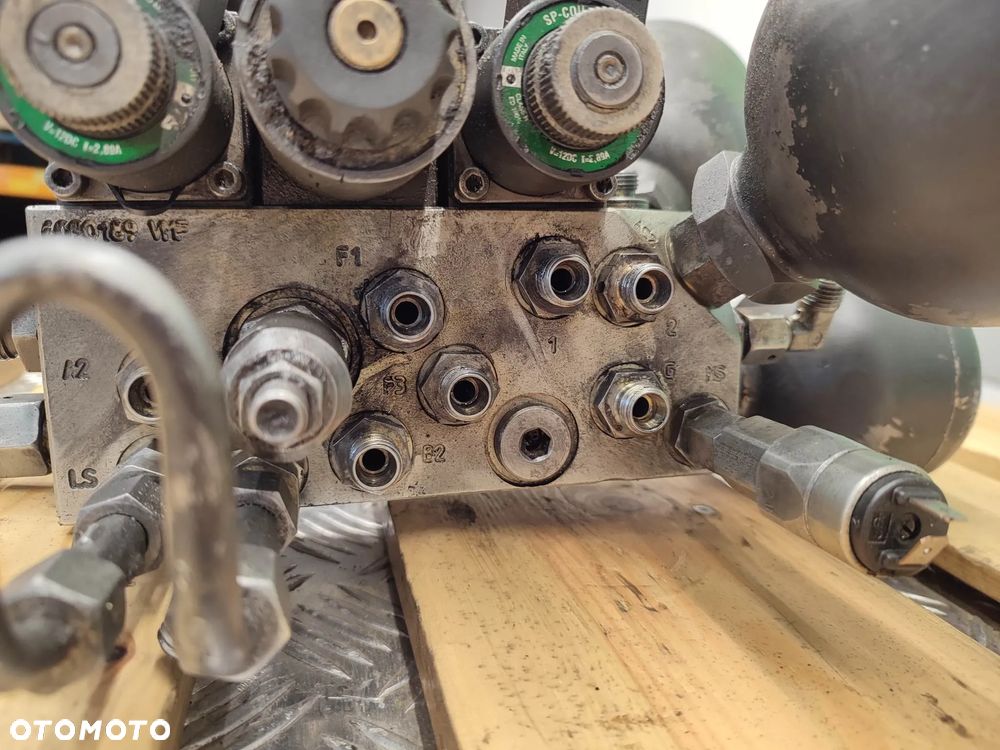 Blok hydrauliczny JLG 660 (RPE3-063Y1101200E1) - 9