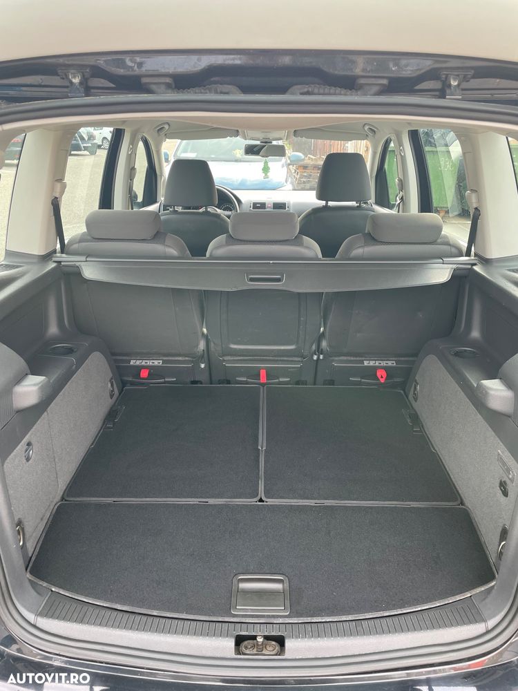 Volkswagen Touran - 12
