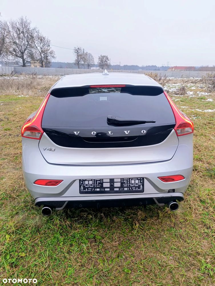 Volvo V40 T3 R Design - 9