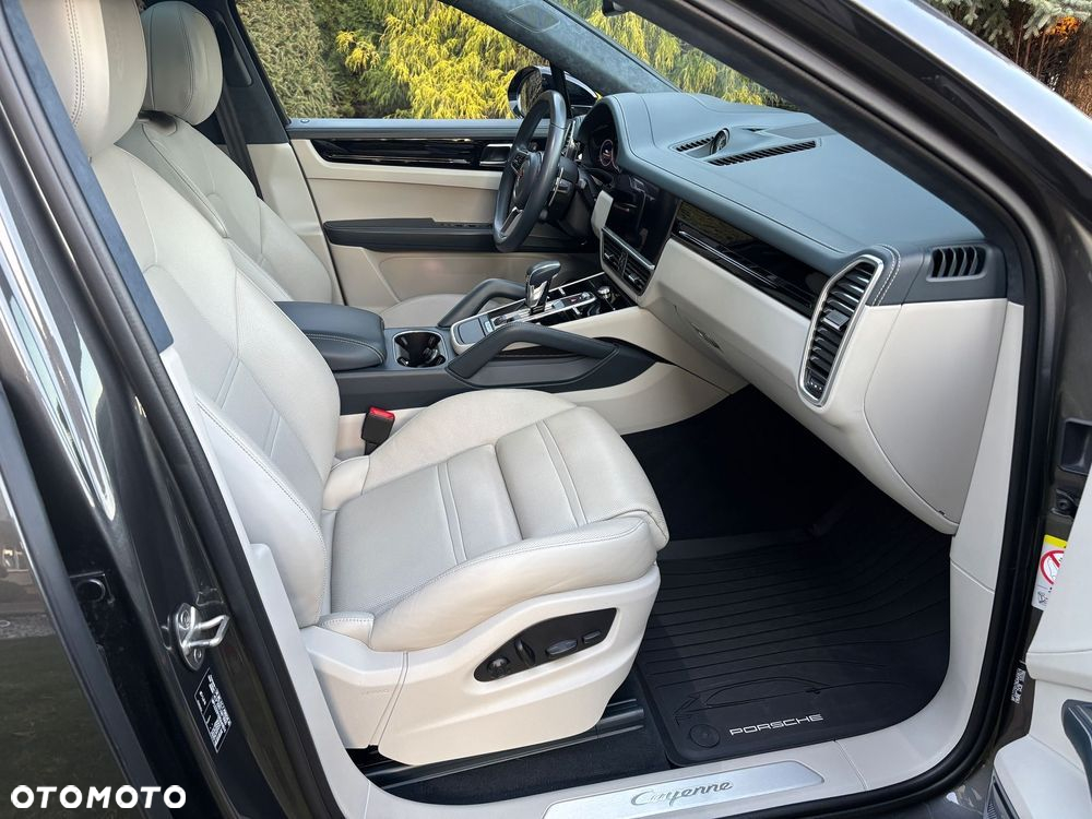 Porsche Cayenne Coupe E-Hybrid - 13