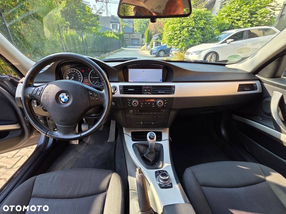 BMW Seria 3 320d DPF Touring - 14