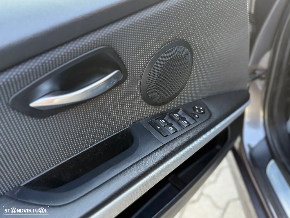 BMW 320 d Touring - 12