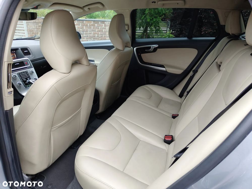 Volvo V60 Cross Country T5 AWD Momentum - 4