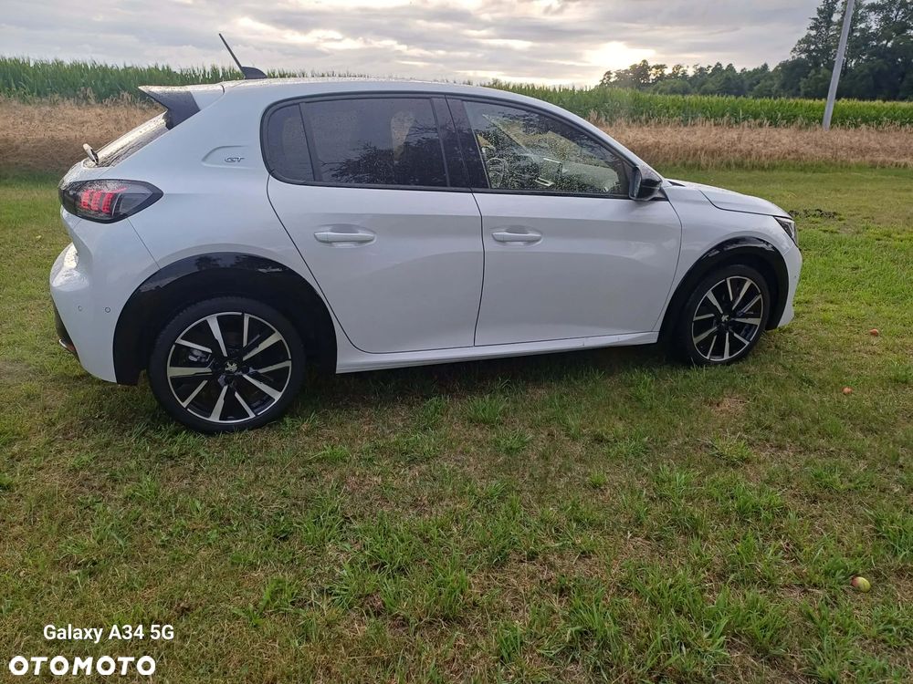 Peugeot 208 - 8