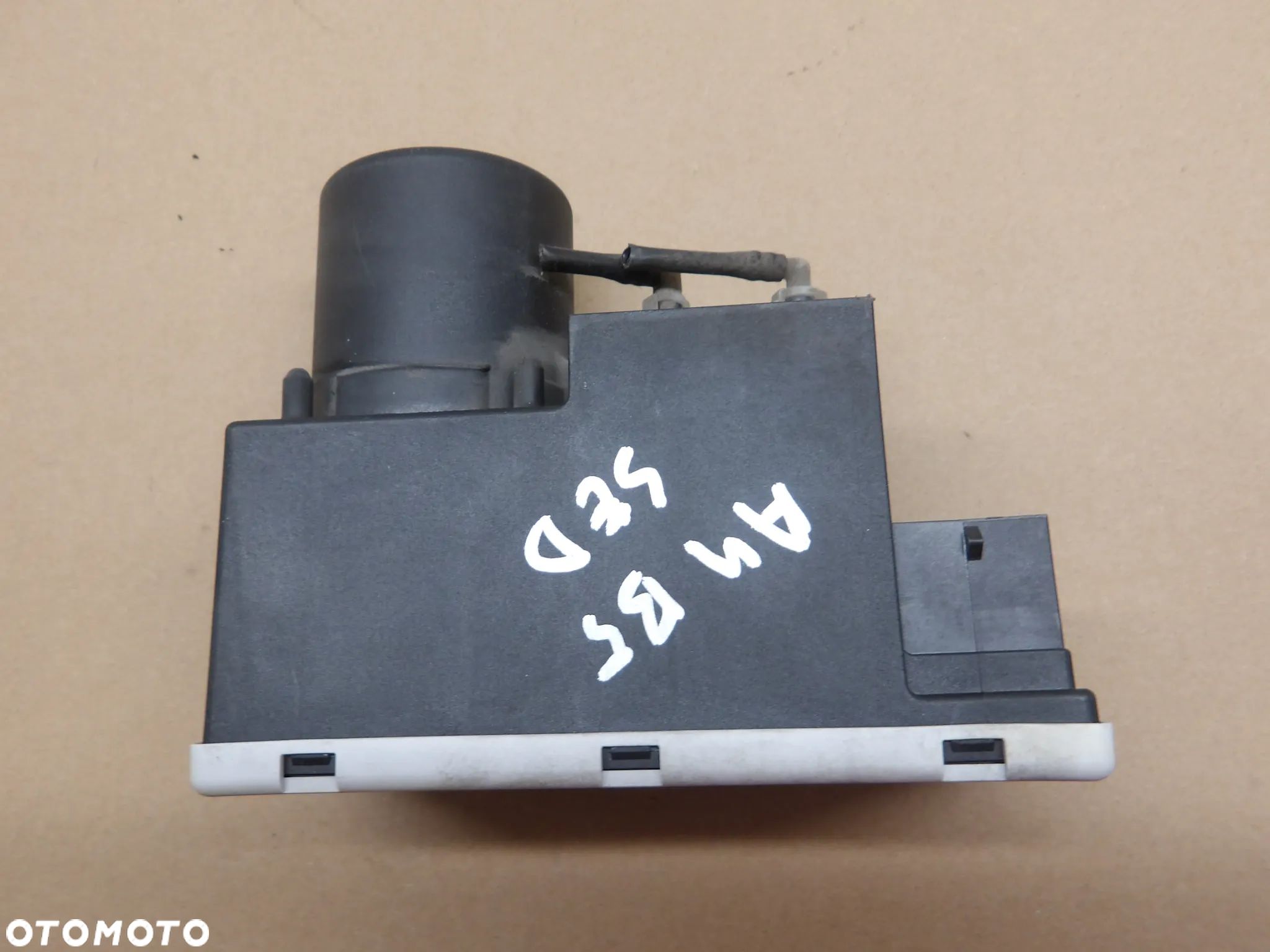 AUDI A4 B5 94-97 SEDAN 1.6B POMPKA CENTRALNEGO ZAMKA 8L0862257L - 1