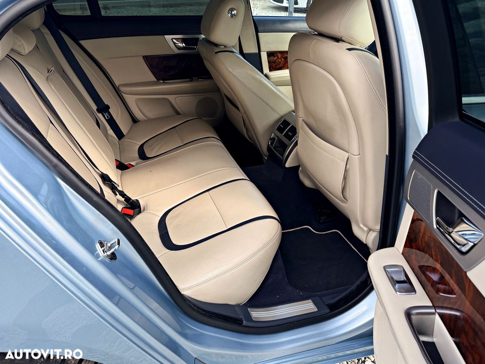 Jaguar XF 2.2D Premium Luxury - 17