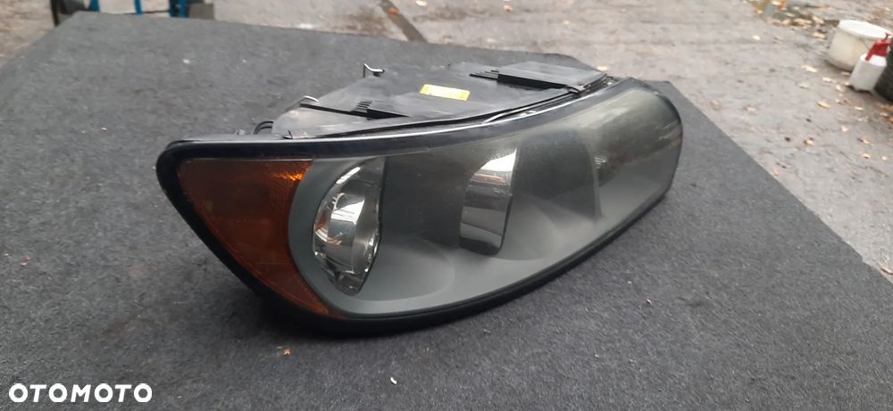 Volvo S40 II V50 Lampa Reflektor prawy 30698886 0301198204  przód - 2