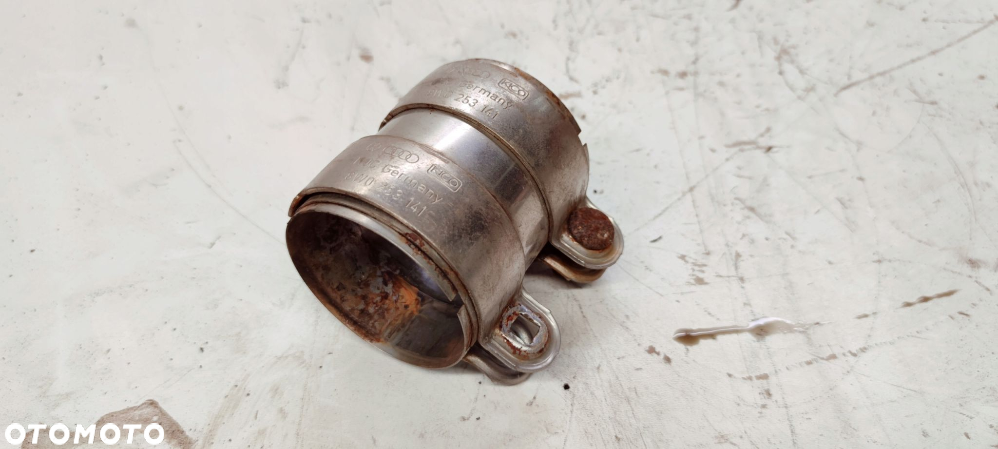 OBEJMA WYDECHU TŁUMIKA AUDI A4 B8 A5 8W0253141 - 2