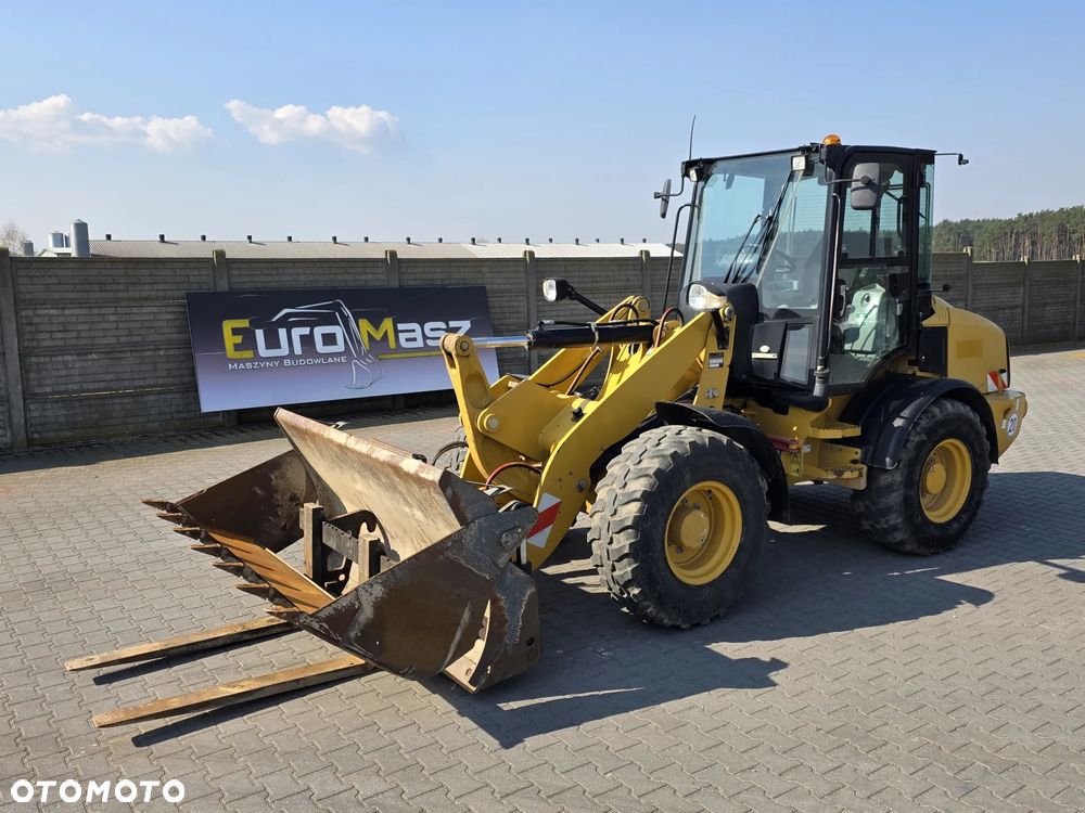 Caterpillar 908H2, 2014 ROK, 5700 MTH, ŁYŻKA OTWIERANA + WIDŁY - 1