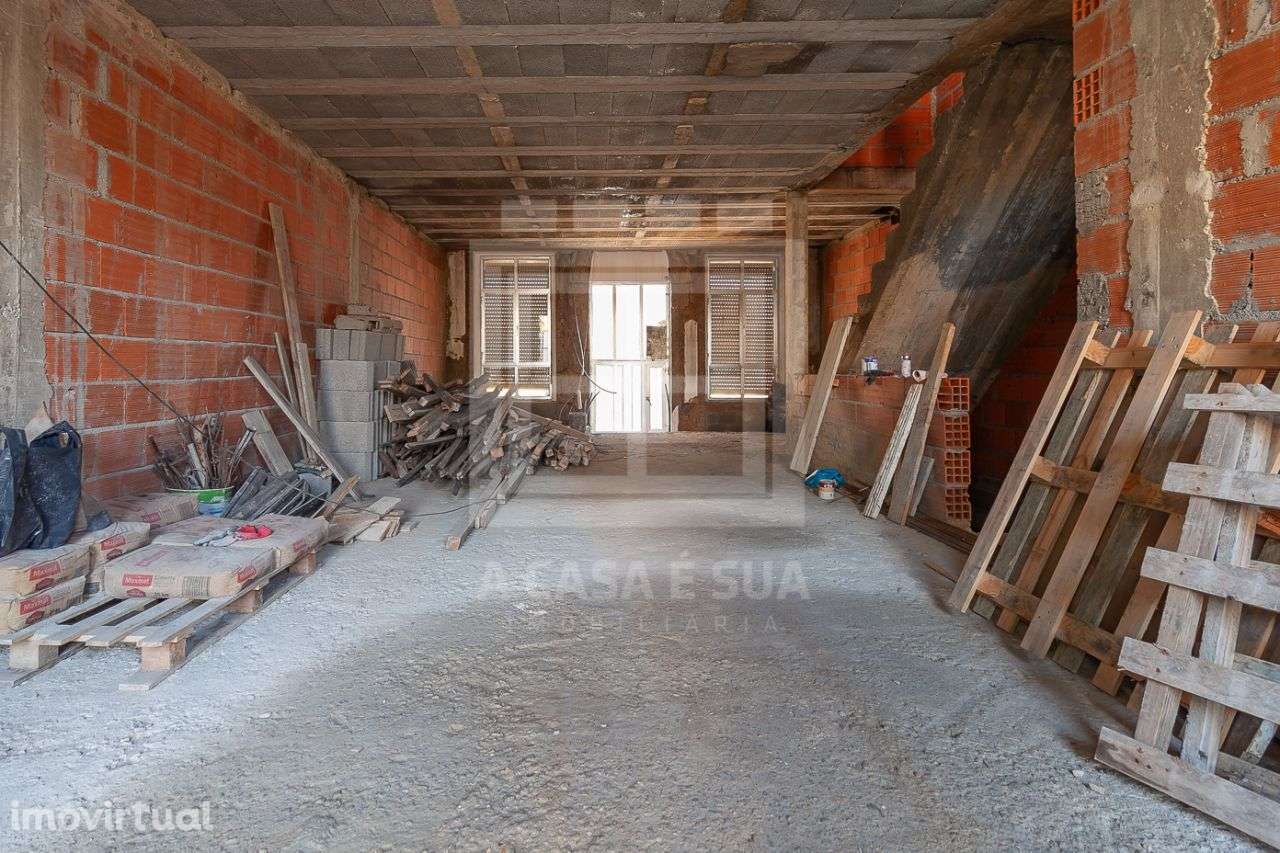 Moradia em fase de restauro a 500 metros da Estação das Devesas - Grande imagem: 3/19