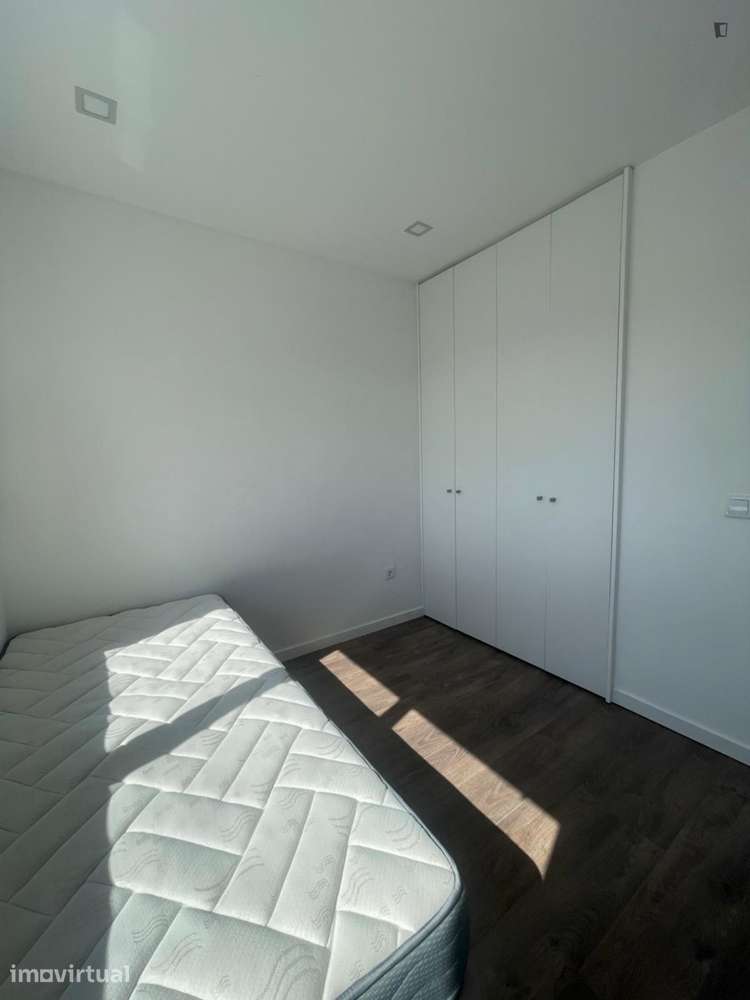 Quarto - localizado em Paranhos Porto - Grande imagem: 3/9
