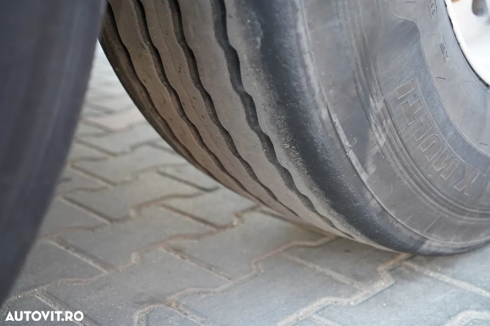 Benalu BENALU / 24 m3 / ALUMINIU / AXĂ RIDICATĂ / GREUTATE: 5.300 KG / PERDĂ ELECTRICĂ / JANTE DIN ALIAJ - 18