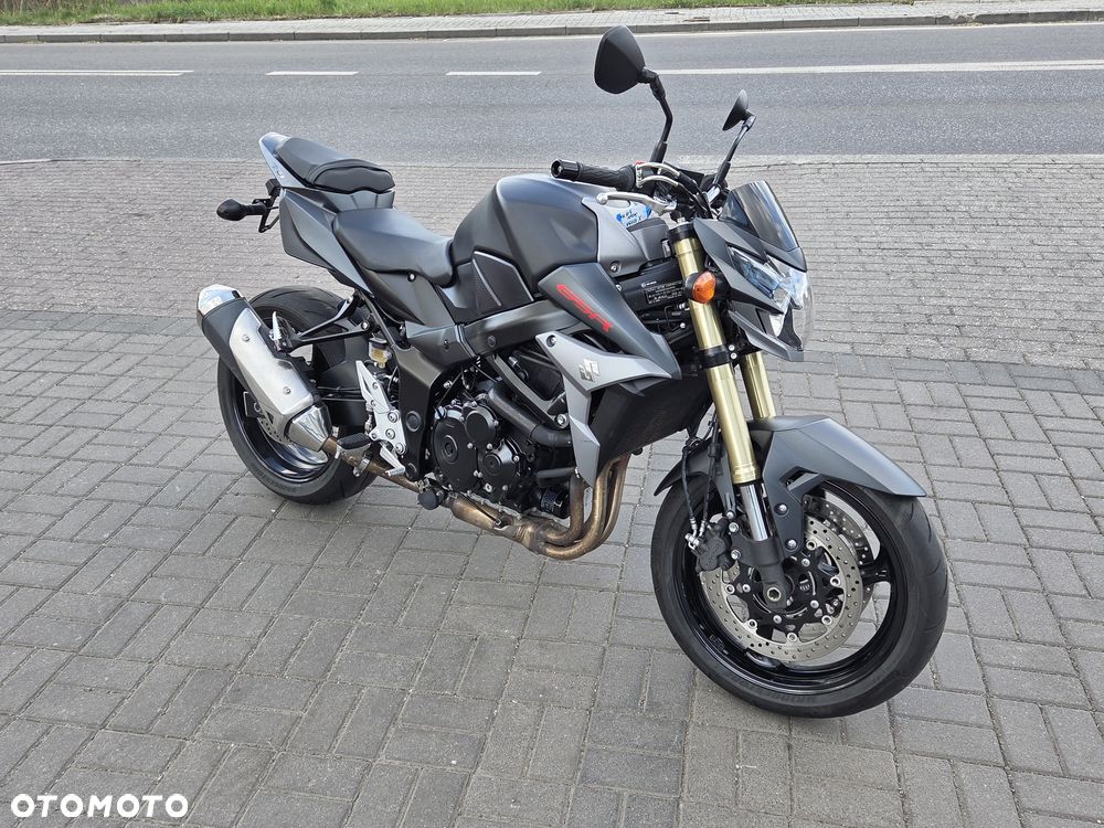 Suzuki GSR - 11