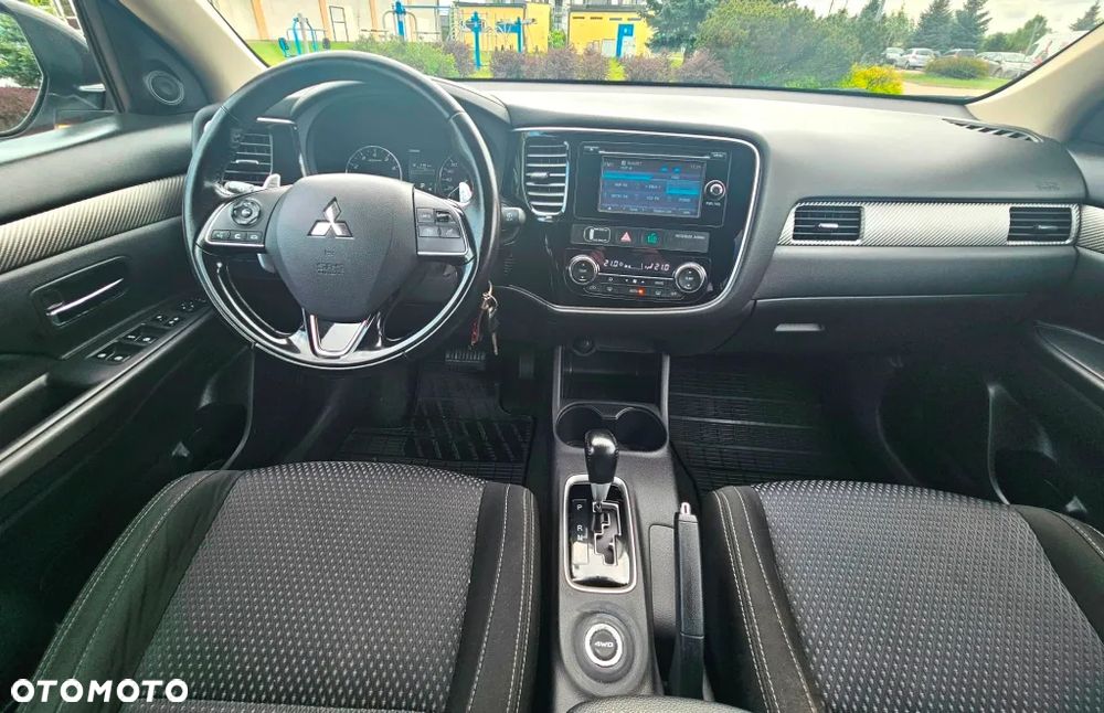 Mitsubishi Outlander 2.0 4WD Invite - 13