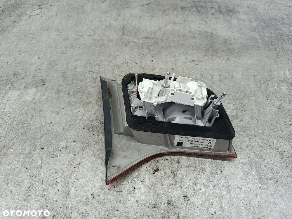 LAMPA TYLNA PRAWA W KLAPE AUDI A4 B7 8E9945094 484502  ZB 2.0 20V - 9