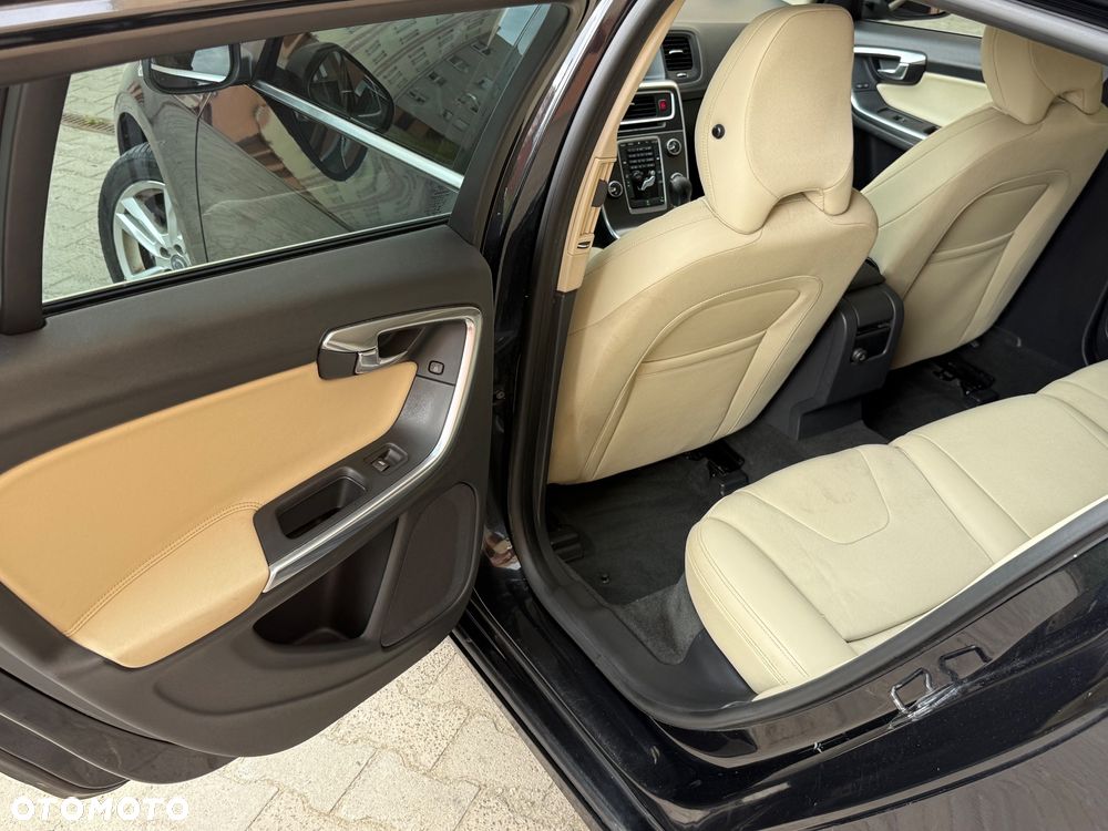Volvo V60 D4 Momentum - 12