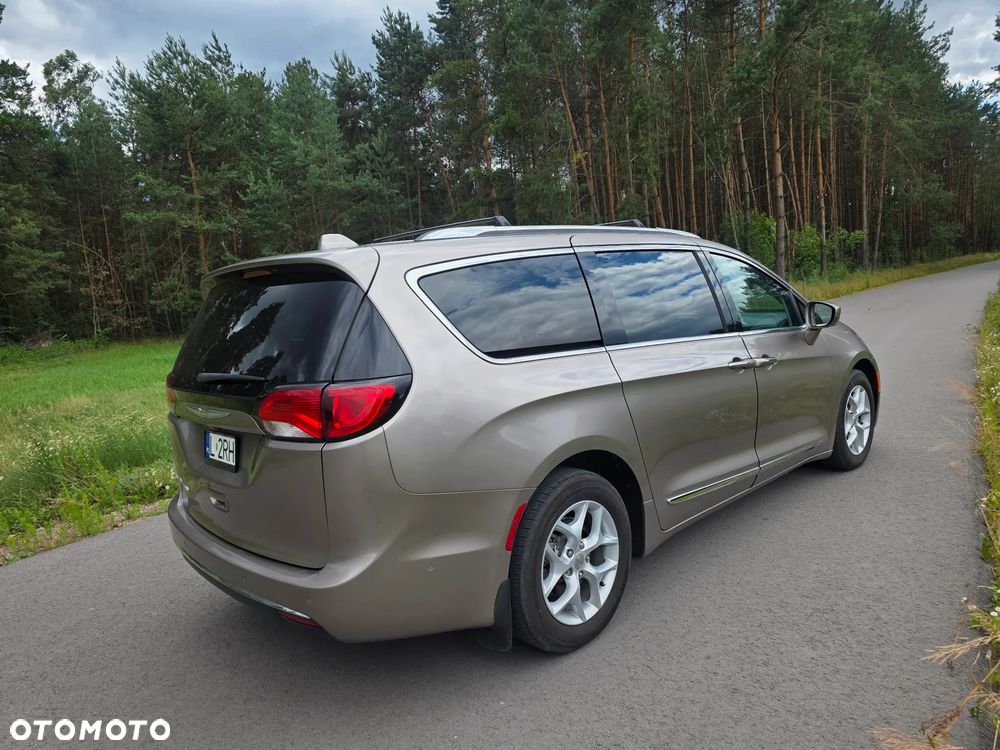 Chrysler Pacifica - 4