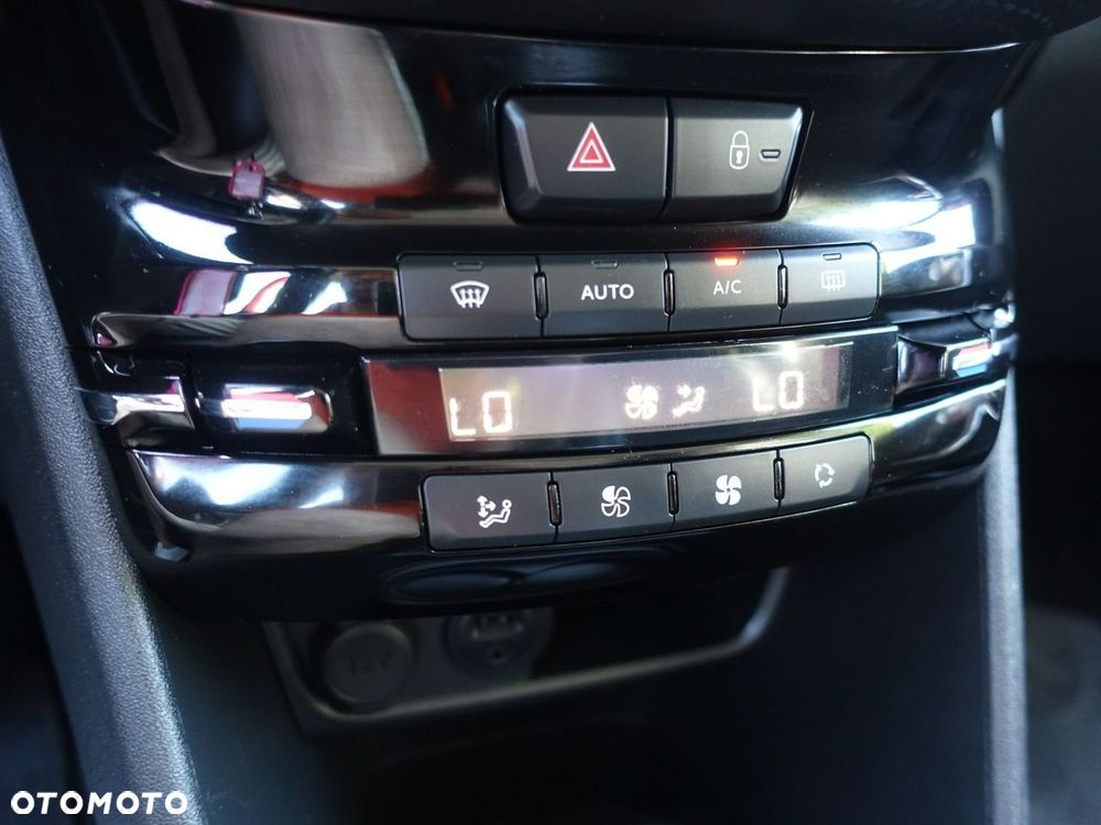 Peugeot 2008 1.2 Pure Tech Allure S&S - 20