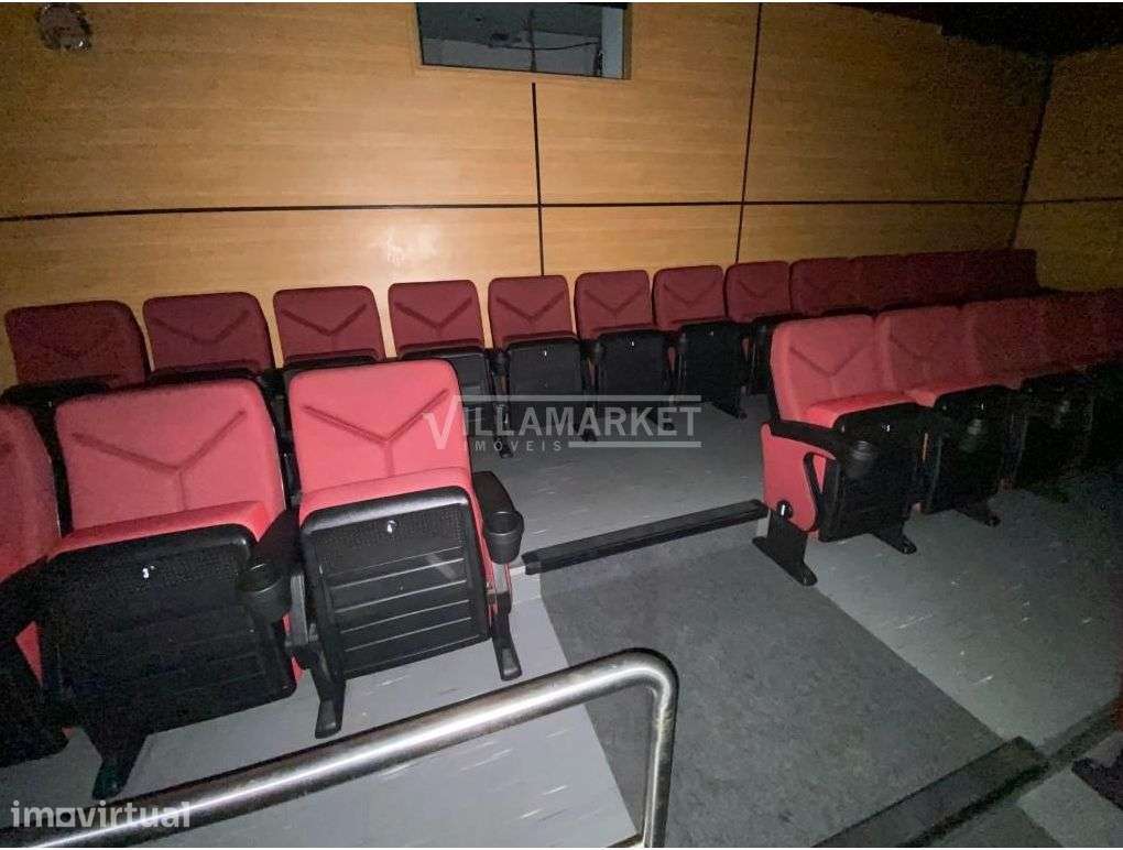 Loja da banca com 148m² que funcionou como Cinema inserida no Centro C - Grande imagem: 2/13