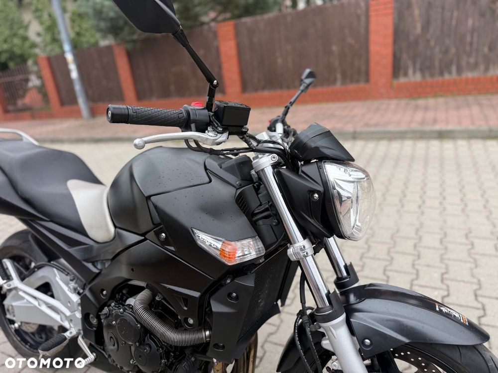 Suzuki GSR - 4
