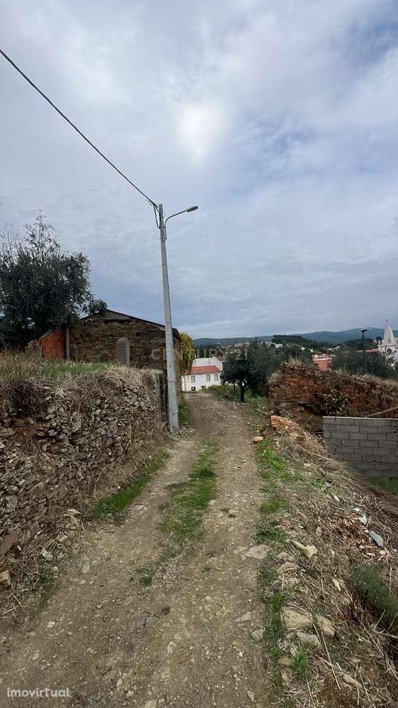 Ruína com terreno e poço no centro histórico de Proença-a-Nova || Vist - Grande imagem: 4/7