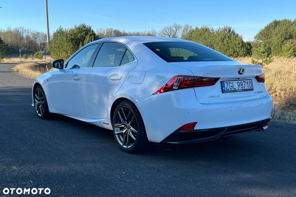 Lexus IS 300h F Sport - 36
