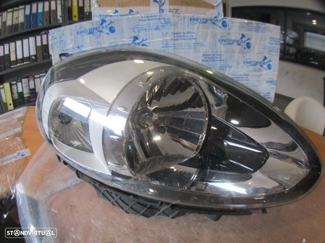 Farol 519371490 P67765991 FIAT GRANDE PUNTO 2015 1.3JTD 84CV 5P PRETO DRT H4 VALEO - 1