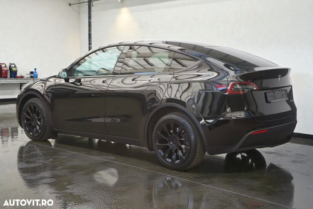 Tesla Model Y - 4