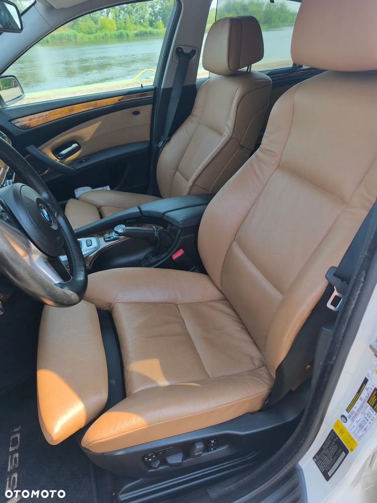 BMW Seria 5 550i - 12