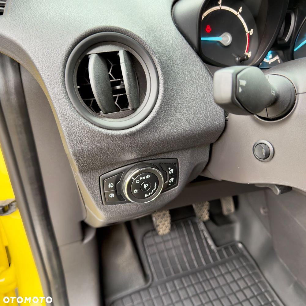 Ford Transit Courier - 13