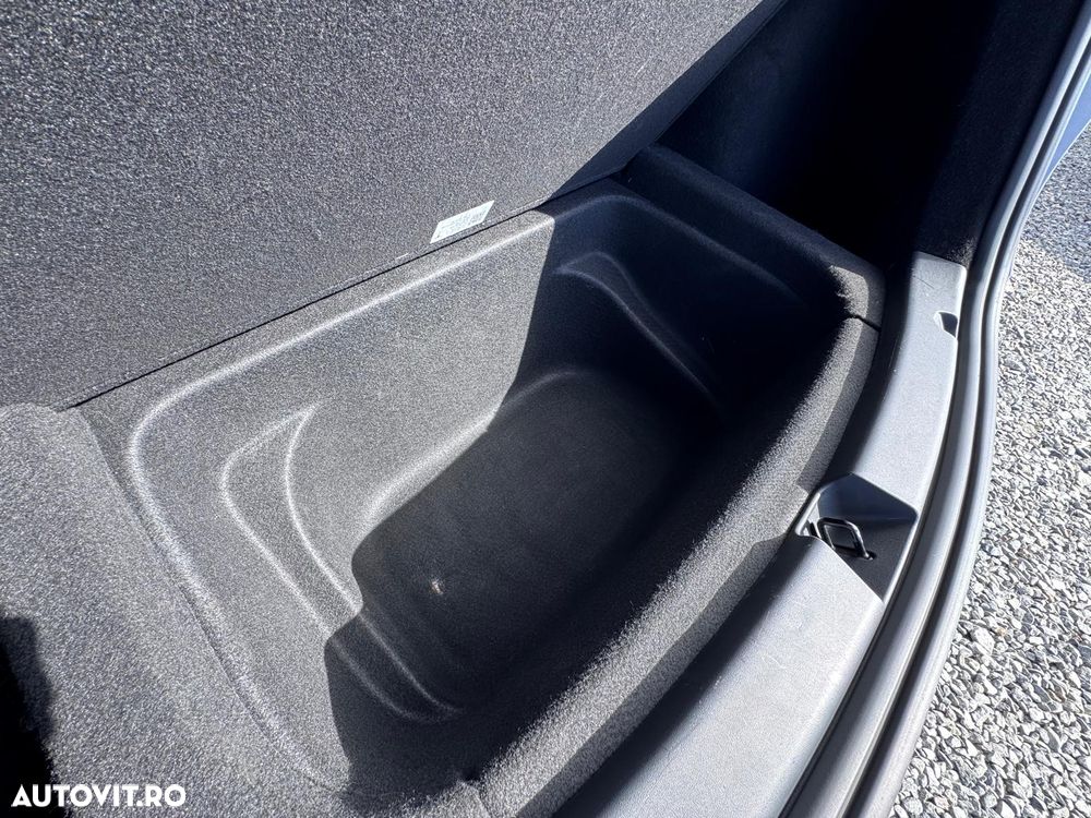 Tesla Model Y AWD Performance - 37