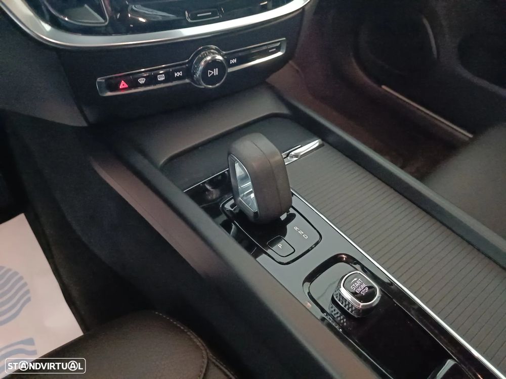 Volvo V60 2.0 B4 Plus Dark Auto - 19