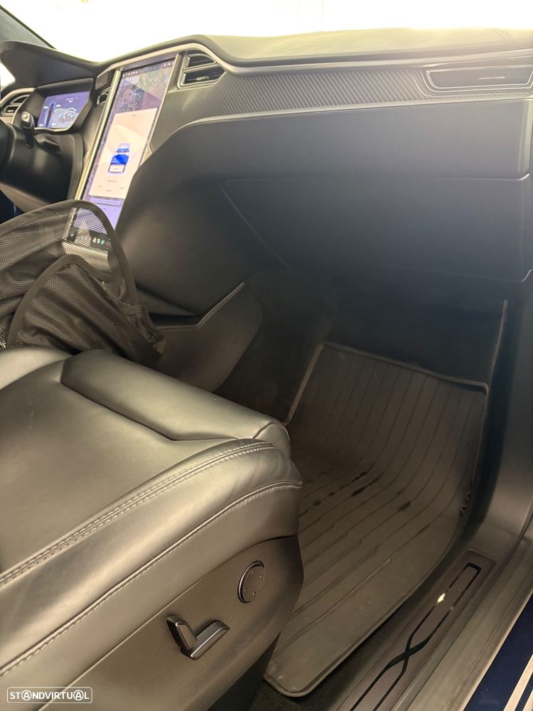 Tesla Model X - 16