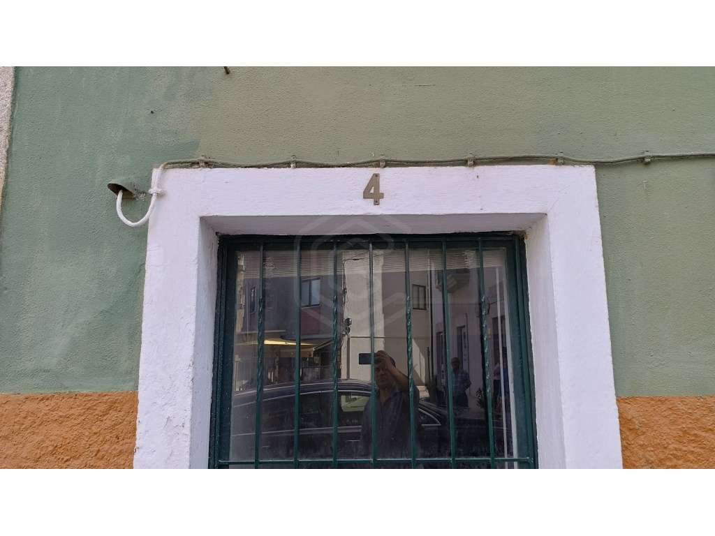 Casa com três Andares e Estabelecimento no Rés-Chão, Fundão - Grande imagem: 3/27