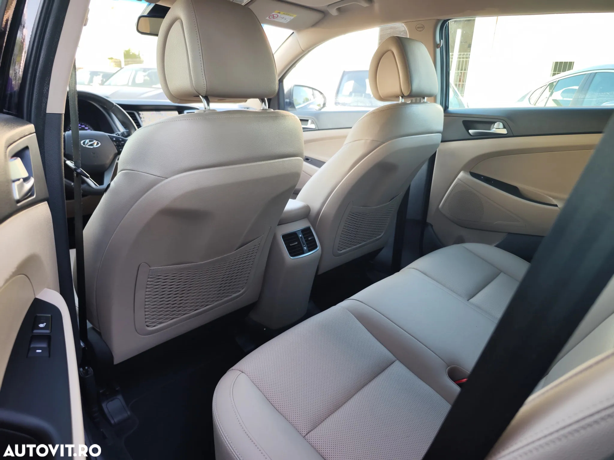 Hyundai Tucson 2.0 CRDI 4WD 8AT Luxury - 24