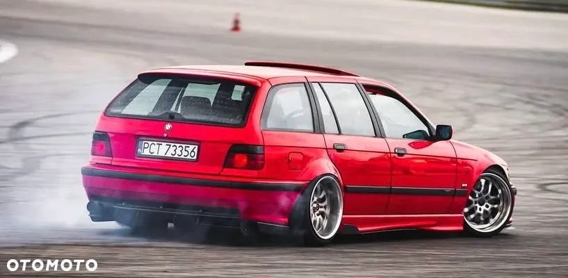 BMW Seria 3 330i Touring - 13