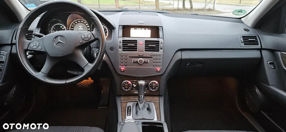 Mercedes-Benz Klasa C 180 T CGI Automatik BlueEFFICIENCY Avantgarde - 26