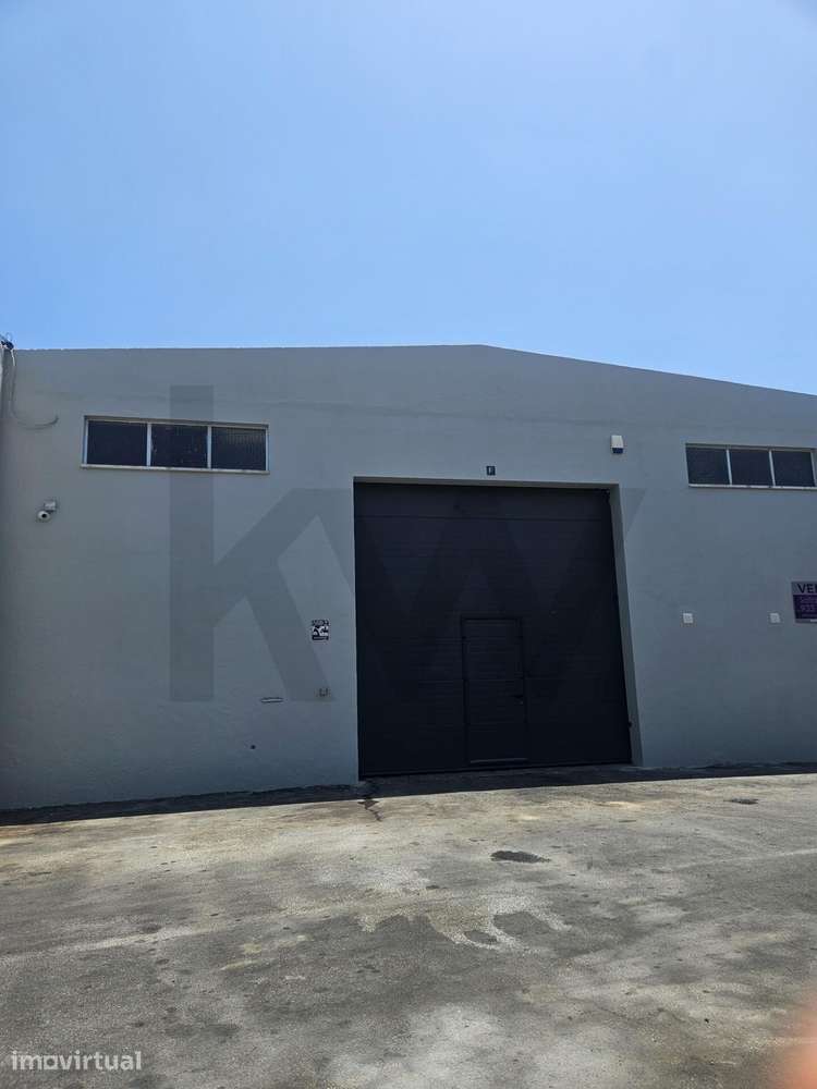 Armazém com 510m2 no centro de Mem Martins - Bairro São Carlos com ace - Grande imagem: 2/10