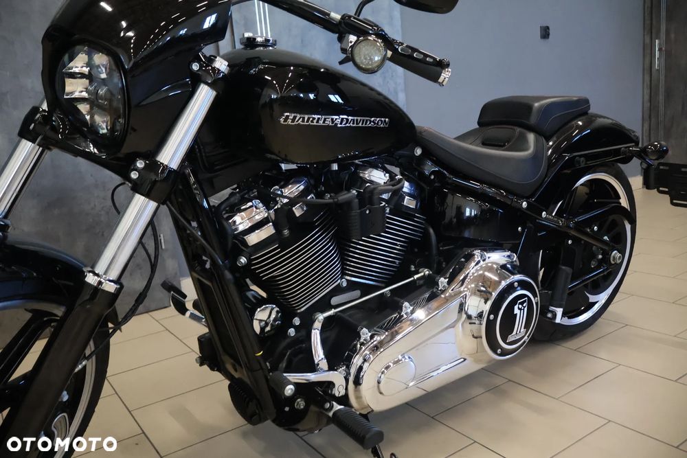 Harley-Davidson Softail Breakout - 36