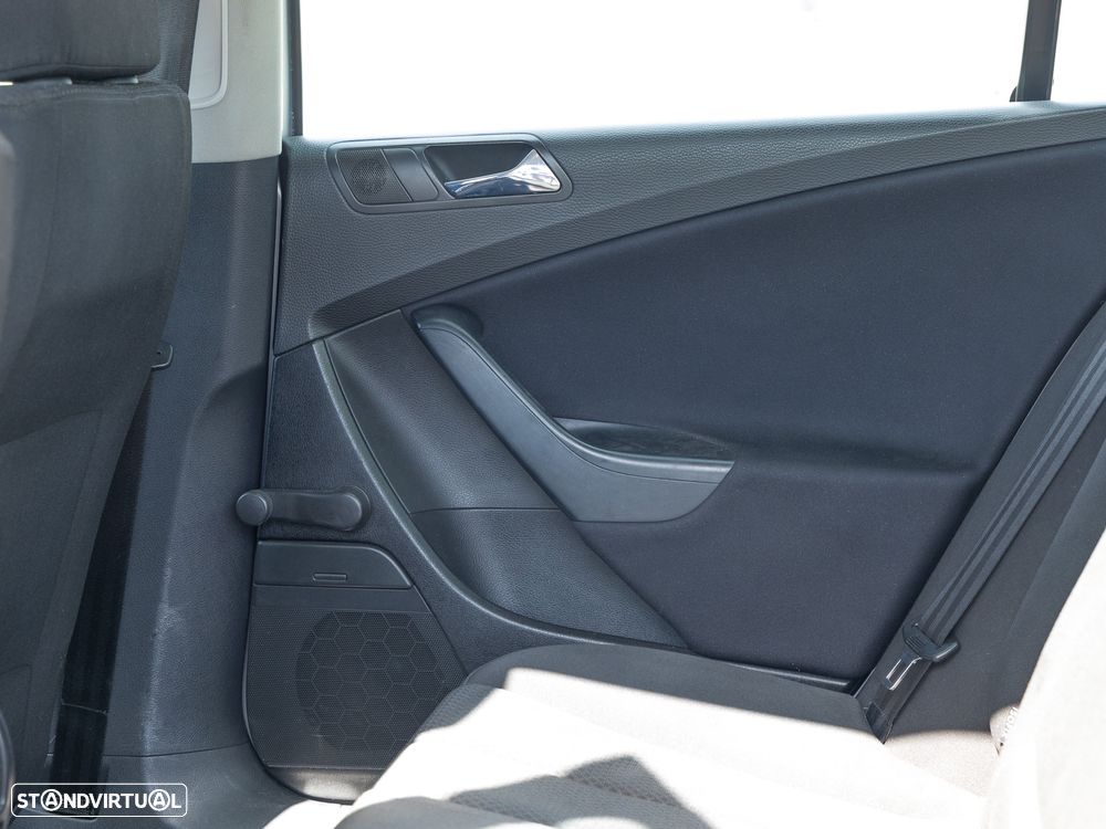 VW Passat 2.0 TDI Confortline - 17