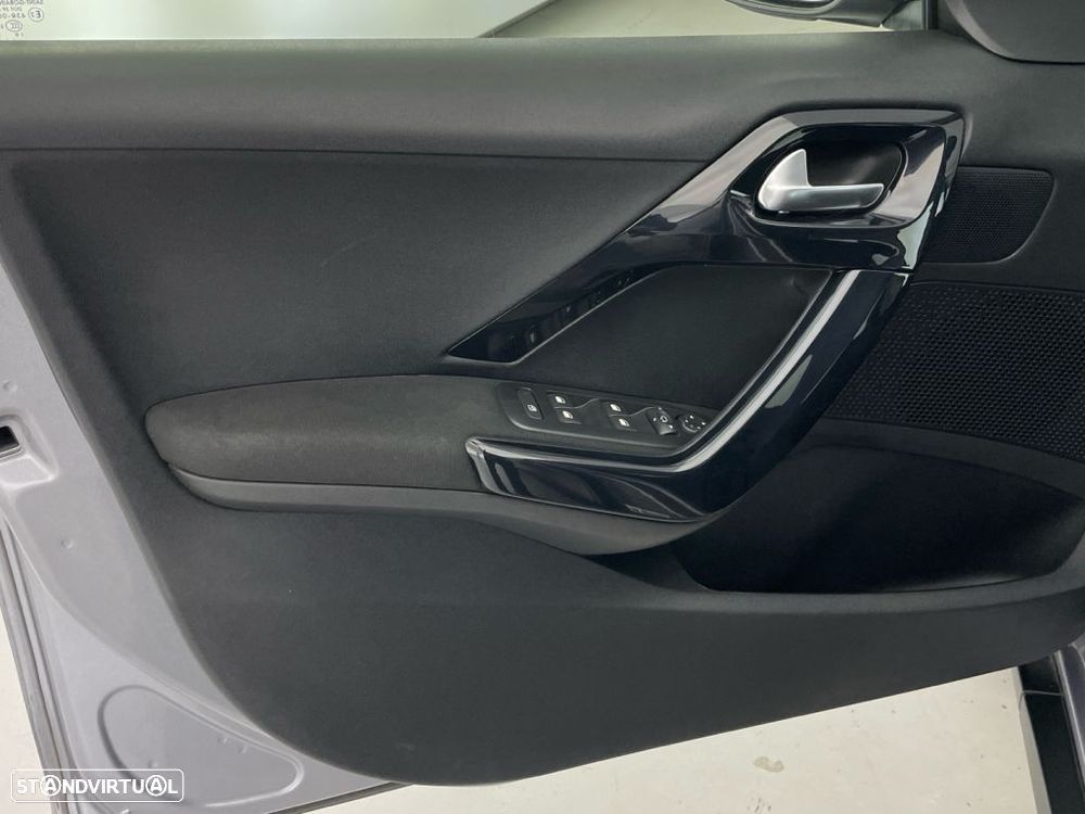 Peugeot 2008 1.2 PureTech Signature - 17