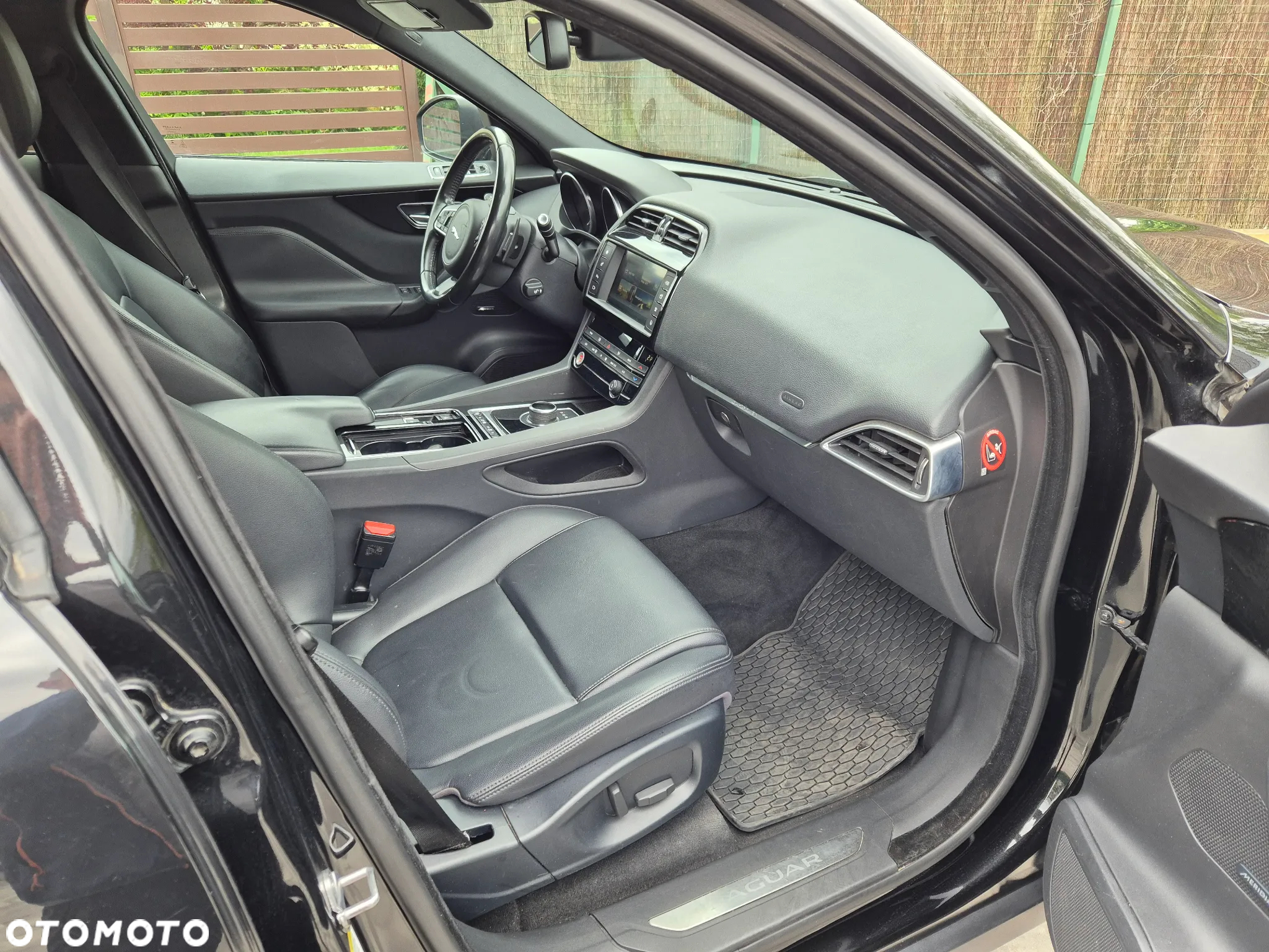 Jaguar F-Pace P250 AWD - 12