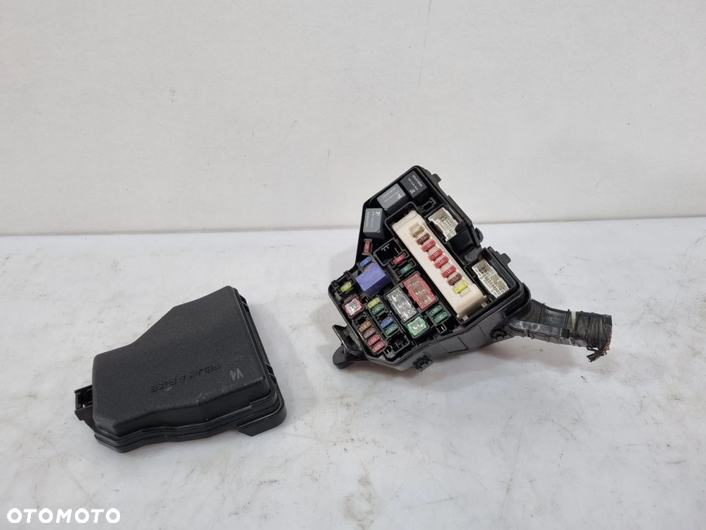 TOYOTA YARIS III LIFT 1.5 SKRZYNKA BEZPIECZNIKÓW 821150UG10C 82662-0D710-A - 3