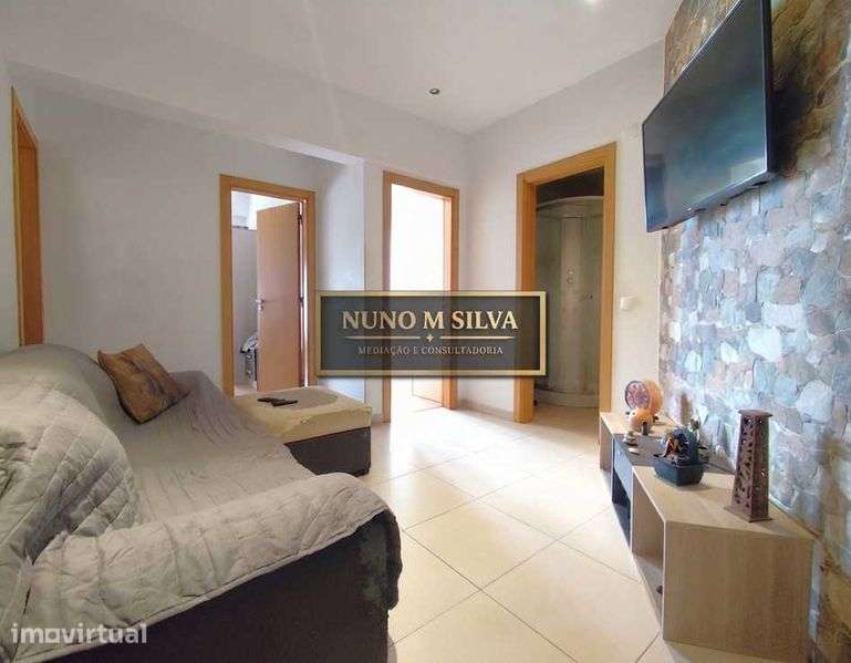 Apartamento T2 **Renovado em 2016** + Área independente - Cruz de Pau - Grande imagem: 4/12