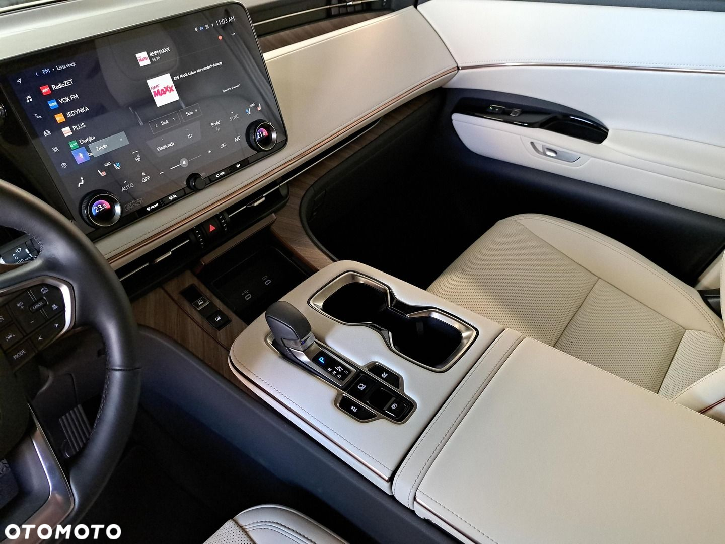 Lexus LM - 31